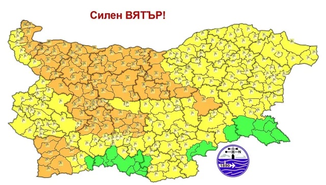 Бурята удря с пълна сила! Оранжев код за опасен вятър в половин България