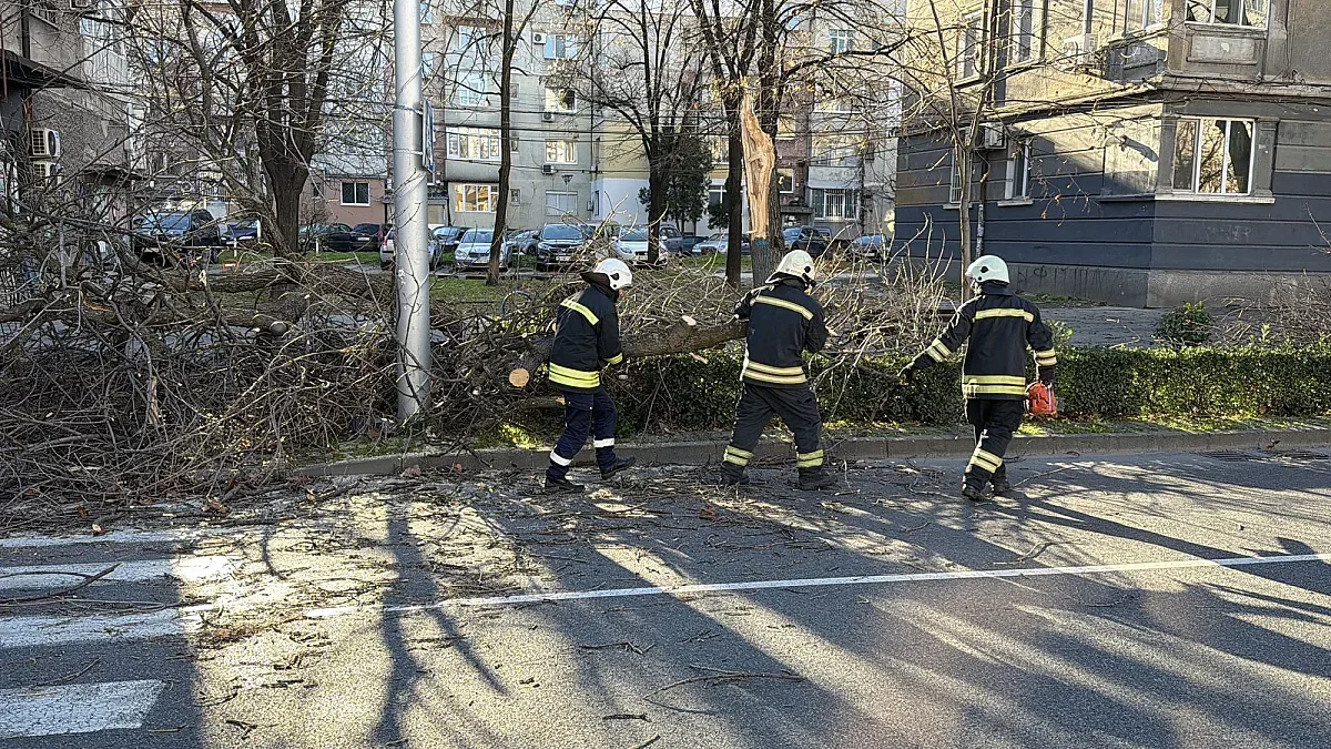 Огромен наш град първи пострада от бесния вятър!
