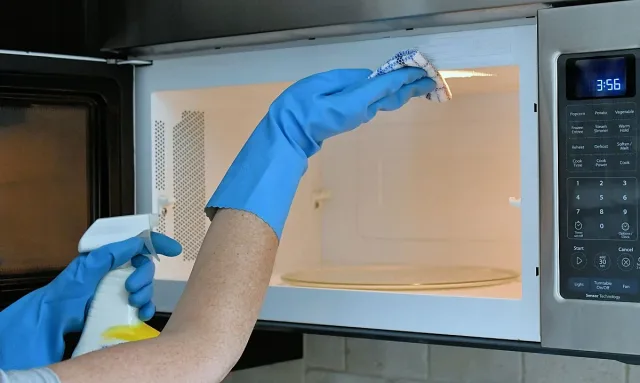 Какво да загреете в микровълновата, за да я изчистите за 5 минути
