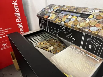 Невиждана опашка пред една машина! Какво да правим със стотинките?