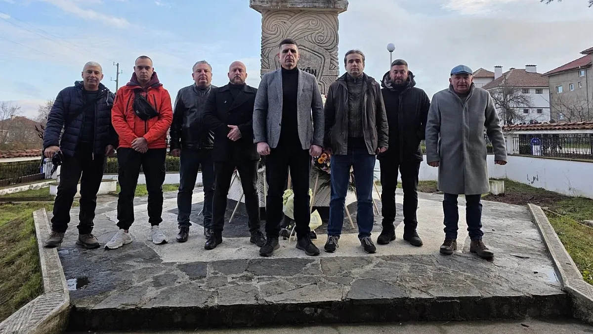 Гузен негонен бяга! Мирчев и ко. се разпознаха в образа на пребоядисаните комунистчета