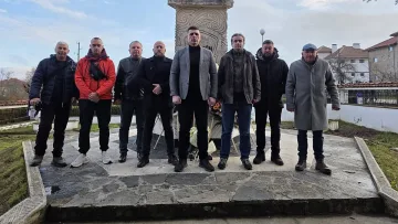 Гузен негонен бяга! Мирчев и ко. се разпознаха в образа на пребоядисаните комунистчета