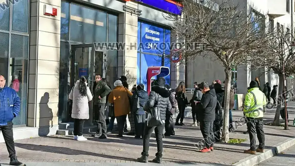 Банките останаха без левове. Опашките не свършват 