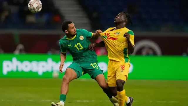 Сенегал мачка и с човек по-малко, финишира като номер едно в групата