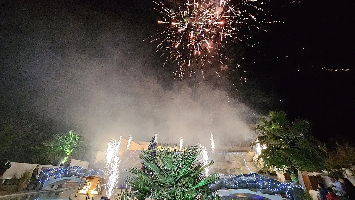 Нар, баклава и огньове срещу злото. Как Гърция посреща 2026 година