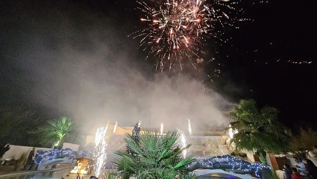 Нар, баклава и огньове срещу злото. Как Гърция посреща 2026 година