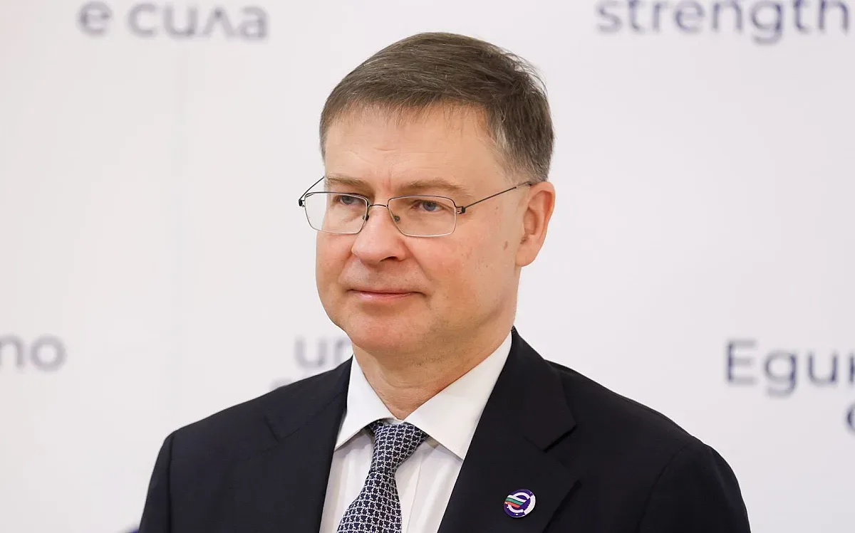 Еврокомисарят Домбровскис поздрави България за еврото