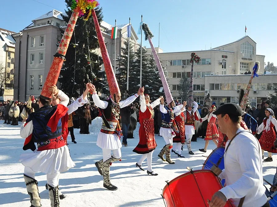 Кукери разтърсиха Пиринско. Симитли обра овациите  