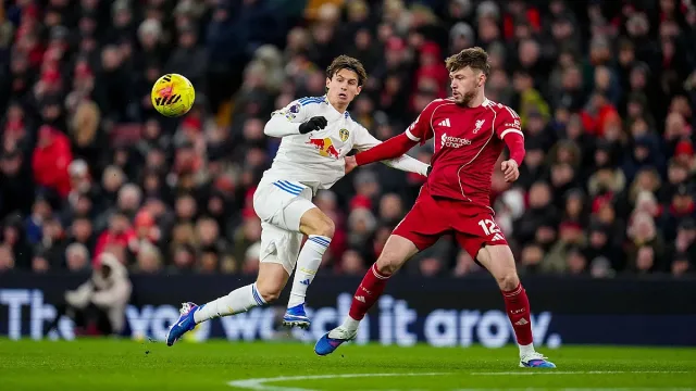 Българинът Илия Груев блести в защита при 0:0 срещу Ливърпул