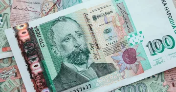 Българите бягат от лева! Банките прибраха 1 милиард между празниците