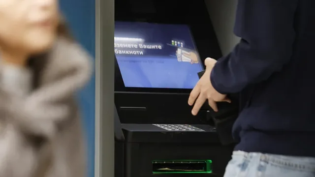 Първи дни с еврото: масово плащаме с банкови карти