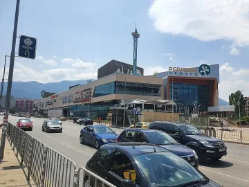 Суматоха пред софийски мол. Клиенти се оказаха в капан