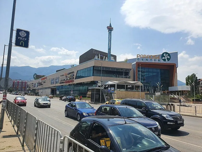 Суматоха пред софийски мол. Клиенти се оказаха в капан