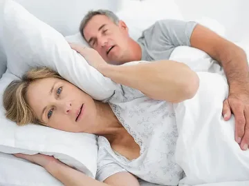 Какви са рисковете да спим до хъркащ партньор