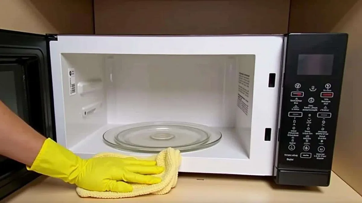 4 трика за почистване на микровълновата от стари мазнини
