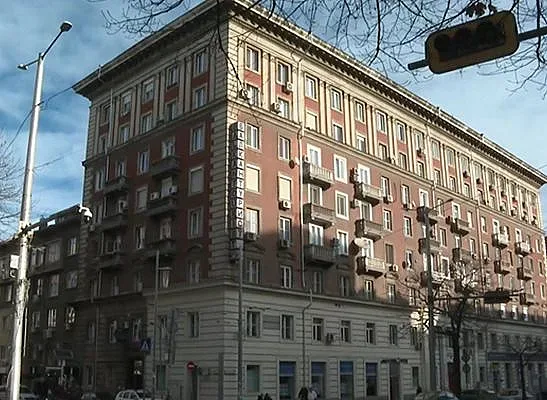 Публичен дом под носа на парламента