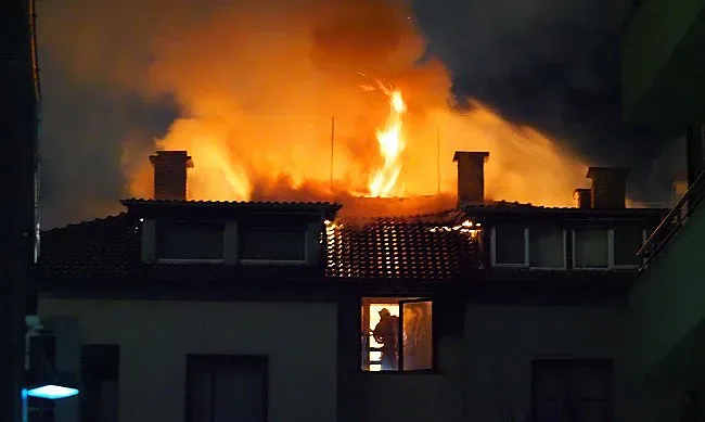 Зловеща нощ! Пламъци до небето и смърт