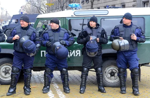 Градовете почерняват от полиция. Цял месец патрули на възлови места
