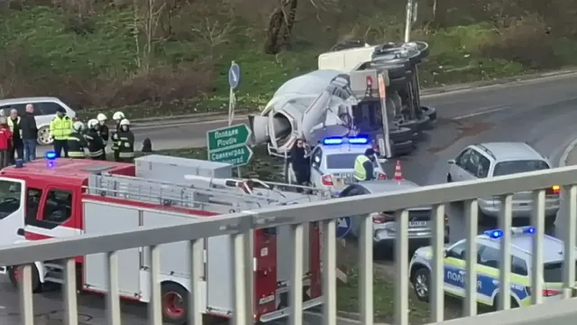 Бетоновоз се обърна на ключово място в София.  Първи подробности 