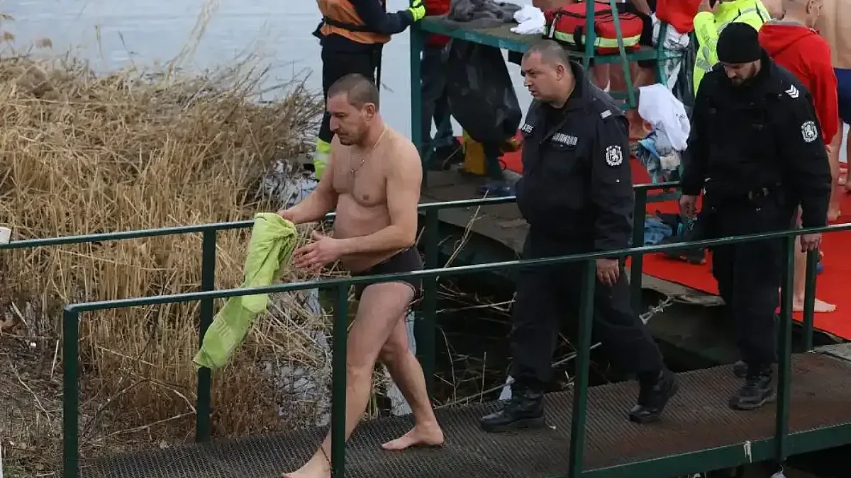 Тежък скандал с кръста! В София се намеси полицията