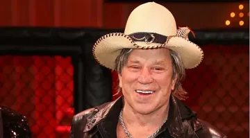 Мики Рурк с първи думи за драмата в живота си: Унизително е!