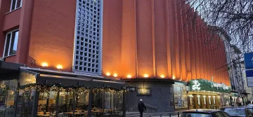 Сърменов се фука с новата фасада на Сатирата