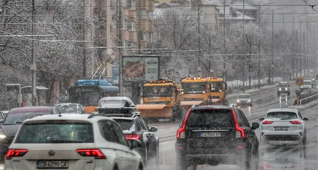 Рязка промяна на времето с дъжд, сняг и поледици