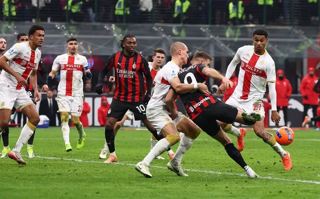 Драма до последната секунда! Милан оцеля след пропусната дузпа