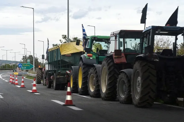 Фермерите в Гърция отварят пътища, но държат границите затворени