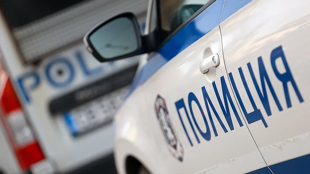 Крадена кола се заби в детска градина посред нощ