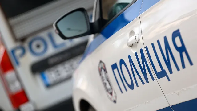 Крадена кола се заби в детска градина посред нощ