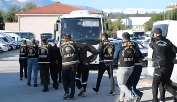 Турция разби мащабна криптобанда, инсценирала фалшива акция с униформи