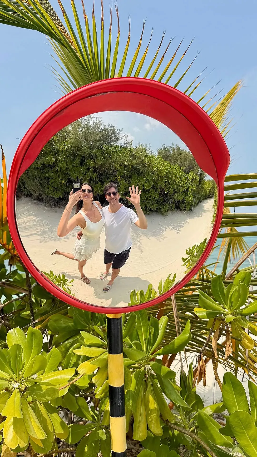 Сашо Кадиев и жена му гърмят шампанско на Малдивите