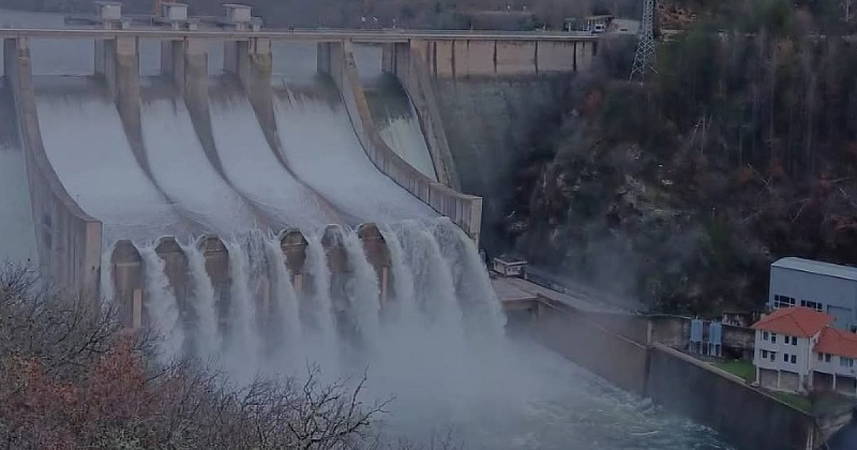 Три язовира преливат, още 13 са на ръба