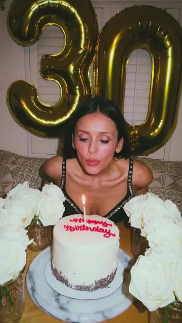 Нина Добрев на 37: Вижте колко мъже я харесват