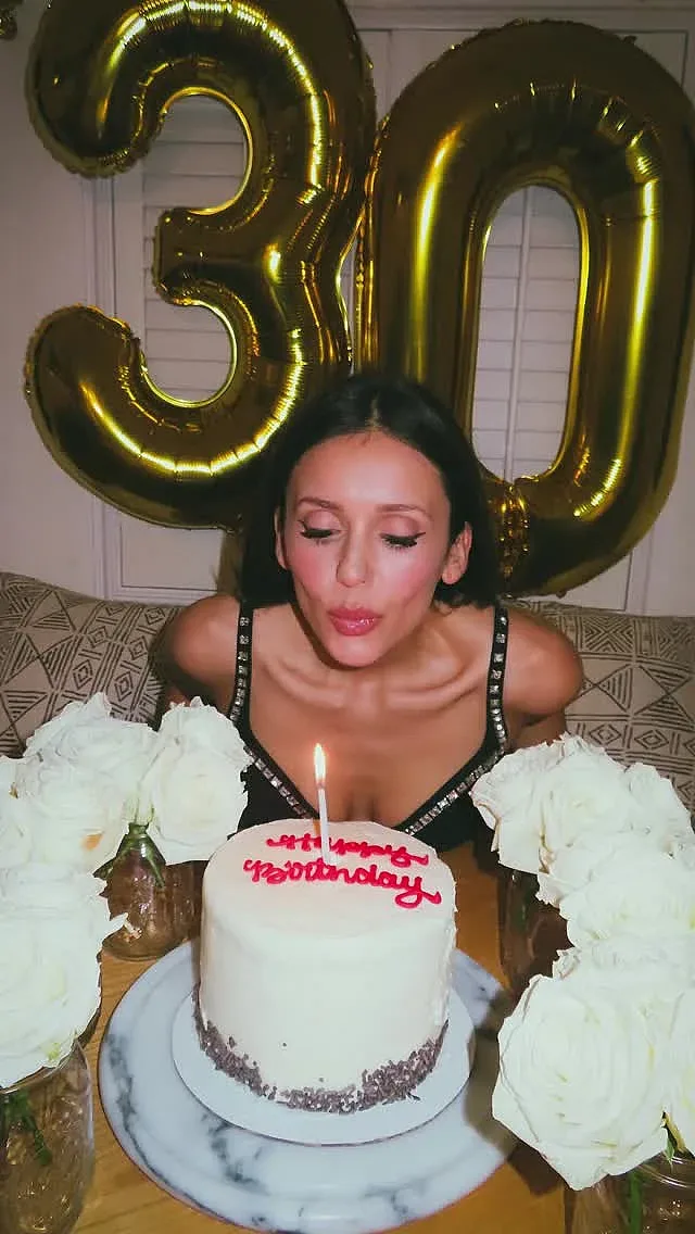 Нина Добрев на 37: Вижте колко мъже я харесват