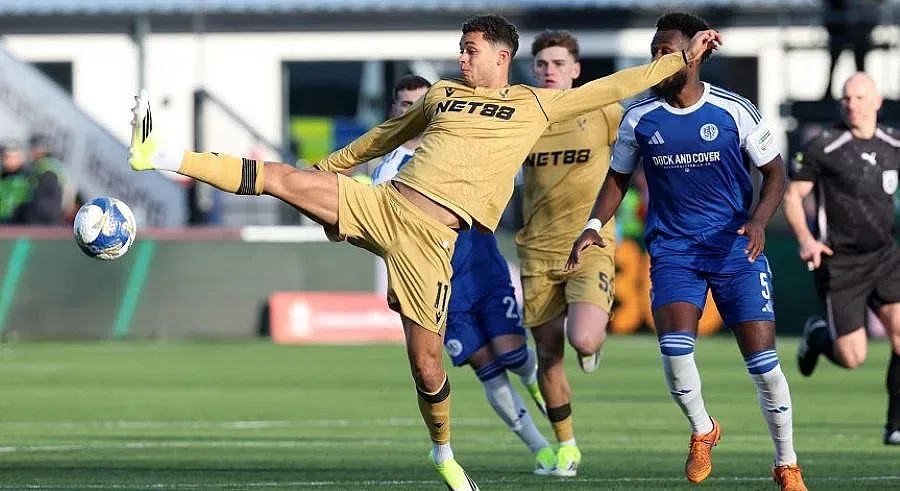 "Макълсфийлд" с историческа победа. Детронира "Кристъл Палас"