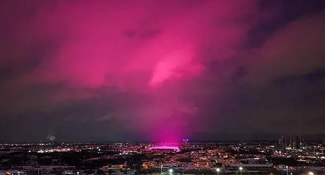 Розово небе над Бирмингам притесни хората. Причината