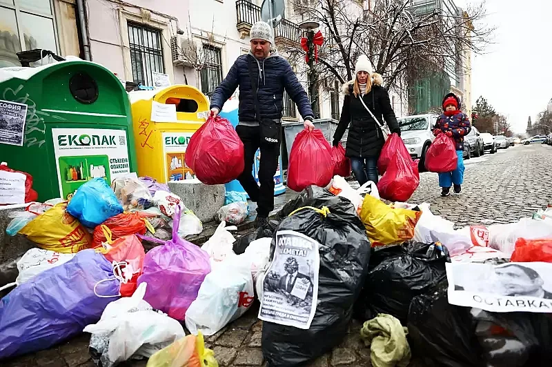 Кризата с боклука! Софиянци затрупаха общината със смет