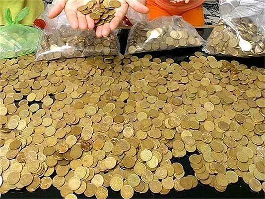 Стотинки в бидони! Българите обменили 150 тона монети и банкноти