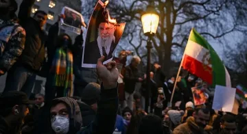 В Иран е като на война! Улиците в кръв