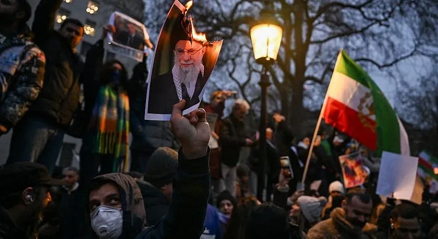 В Иран е като на война! Улиците в кръв