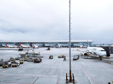 Ледени дъждове приземиха самолетите. Драма в Европа