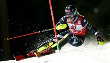 Микаела Шифрин триумфира в нощния слалом във Флахау