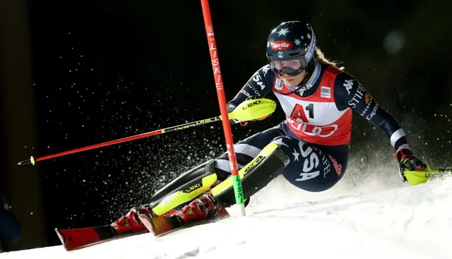 Микаела Шифрин триумфира в нощния слалом във Флахау