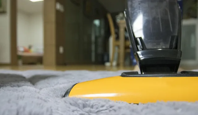 Прахосмукачка или бърсане на прах? Кое е трябва да е първо