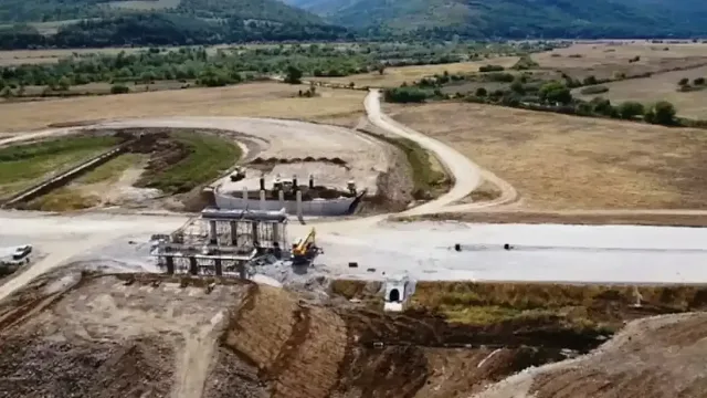 Край. Една магистрала у нас отива на кино