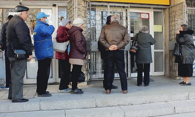 Пенсионерите спасяват търговци и банкери