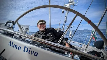 Бивш министър търси златен служител. Дава луди пари