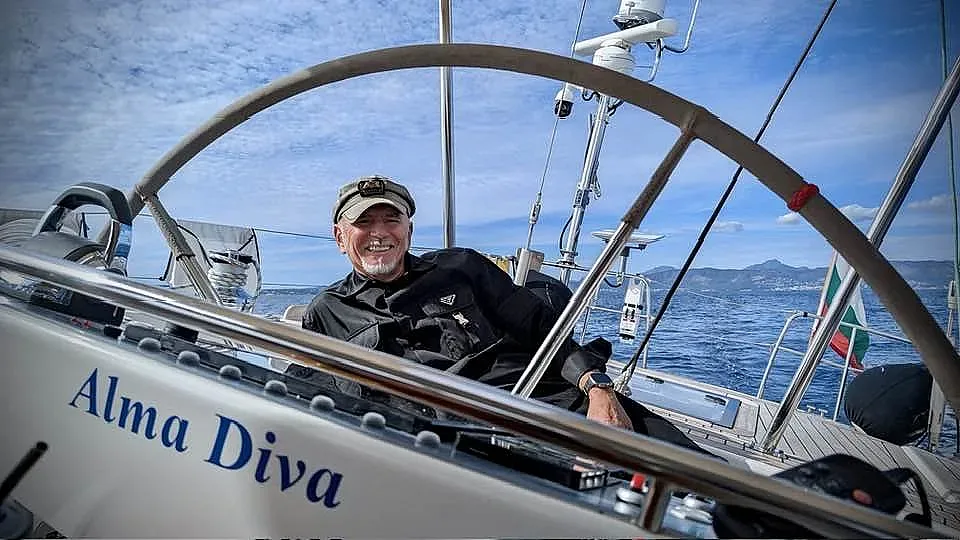 Бивш министър търси златен служител. Дава луди пари